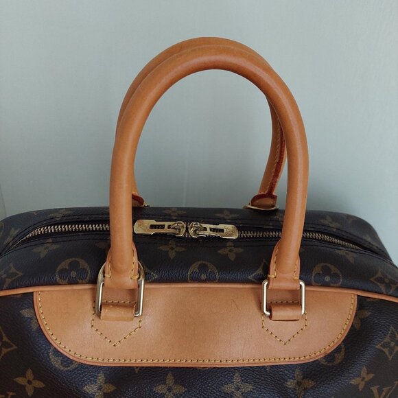 Louis Vuitton Deauville Monogram Canvas Bag - Picture 6 of 15